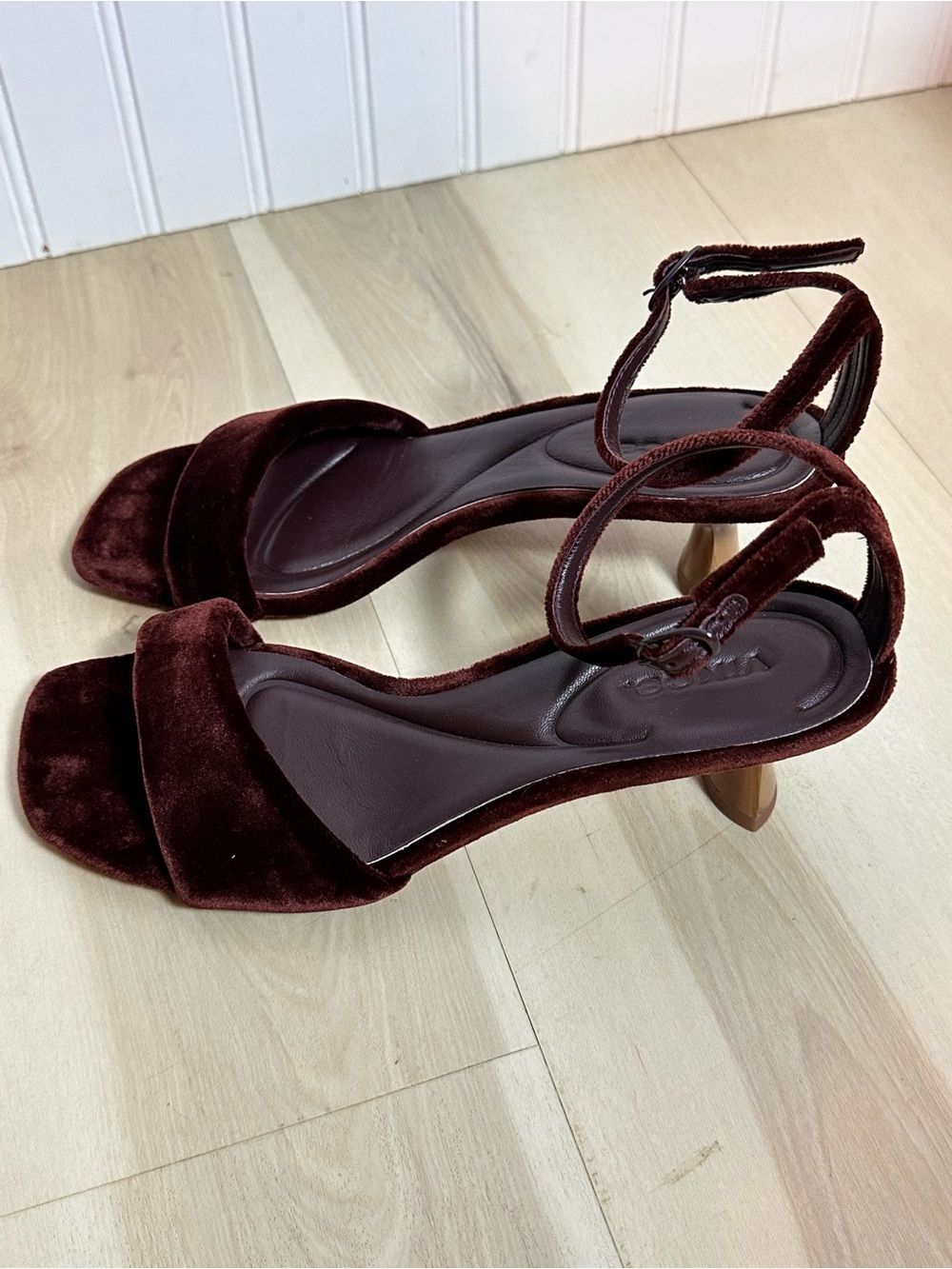 Vince Prue City Kitten Heel Sandal in Pinot Velvet 8.5 M - Picture 10 of 14